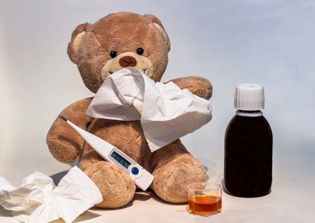 Krankheit Stoffbär mit Medizin, Taschentüchern