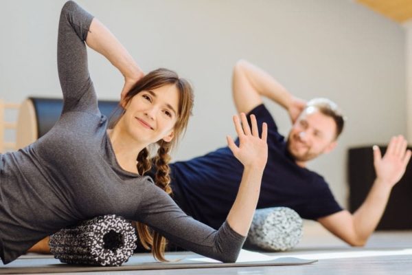 Faszien-rolle-frau-fitness-training