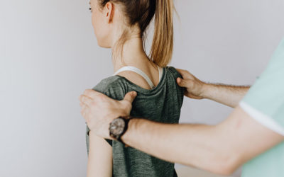Schulterschmerzen – Ursachen und 12 effektive Übungen