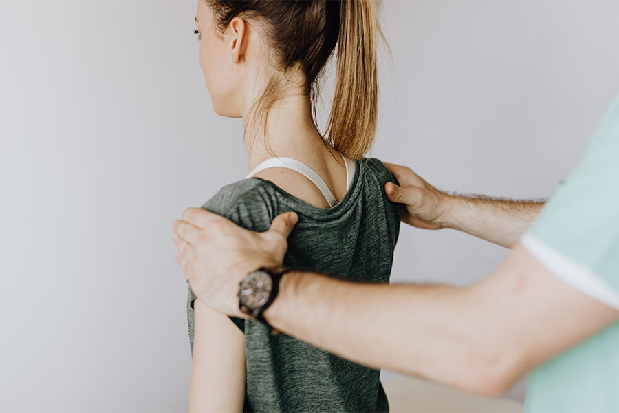 Schulterschmerzen – Ursachen und 12 effektive Übungen